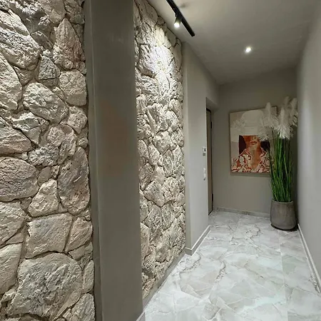 Maison De Luxx A12 Luxury Larissa